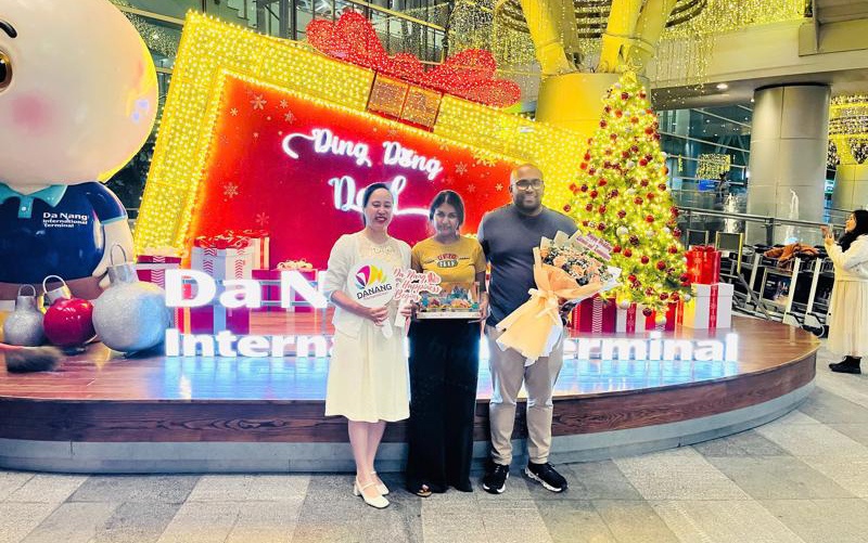 Cặp đôi cô dâu Lavania & chú rể Kuramaguru Malaysia đến sân bay quốc tế Đà Nẵng. Cặp đôi cô dâu Lavania & chú rể Kuramaguru Malaysia đến sân bay quốc tế Đà Nẵng.