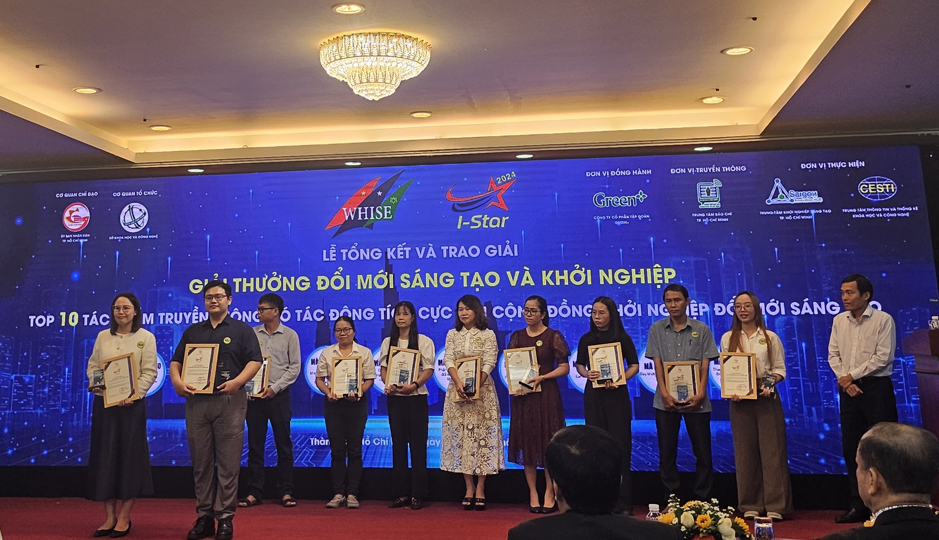 Top 10 tập thể, cá nhân được trao chứng nhận đóng góp tích cực cho cho sự nghiệp đổi mới sáng taoj của TP. Hồ CHí Minh, trong đó có phóng viên Thời báo Ngân hàng Top 10 tập thể, cá nhân được trao chứng nhận đóng góp tích cực cho cho sự nghiệp đổi mới sáng taoj của TP. Hồ CHí Minh, trong đó có phóng viên Thời báo Ngân hàng