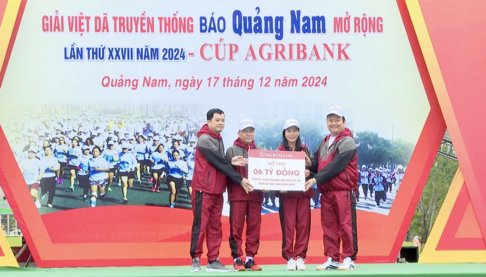 Agribank chi nhánh Quảng Nam, đã trao cho đại diện địa phương số tiền 6 tỷ đồng để hỗ trợ Quảng Nam xóa 100 nhà tạm. Agribank chi nhánh Quảng Nam, đã trao cho đại diện địa phương số tiền 6 tỷ đồng để hỗ trợ Quảng Nam xóa 100 nhà tạm.
