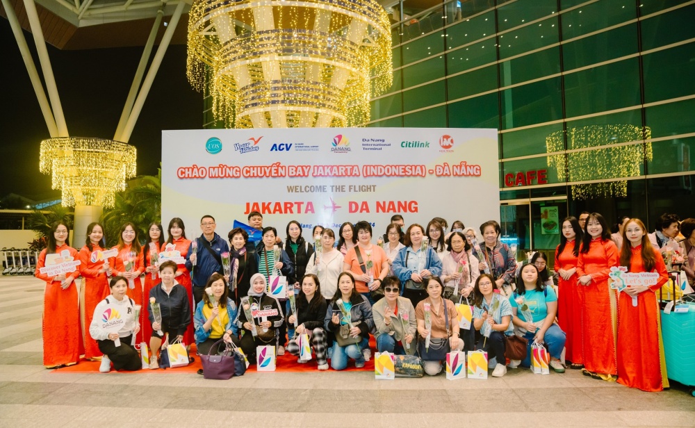 Chuyến bay đầu tiên từ Jakarta đưa 170 du khách Indonesia đến Đà Nẵng.