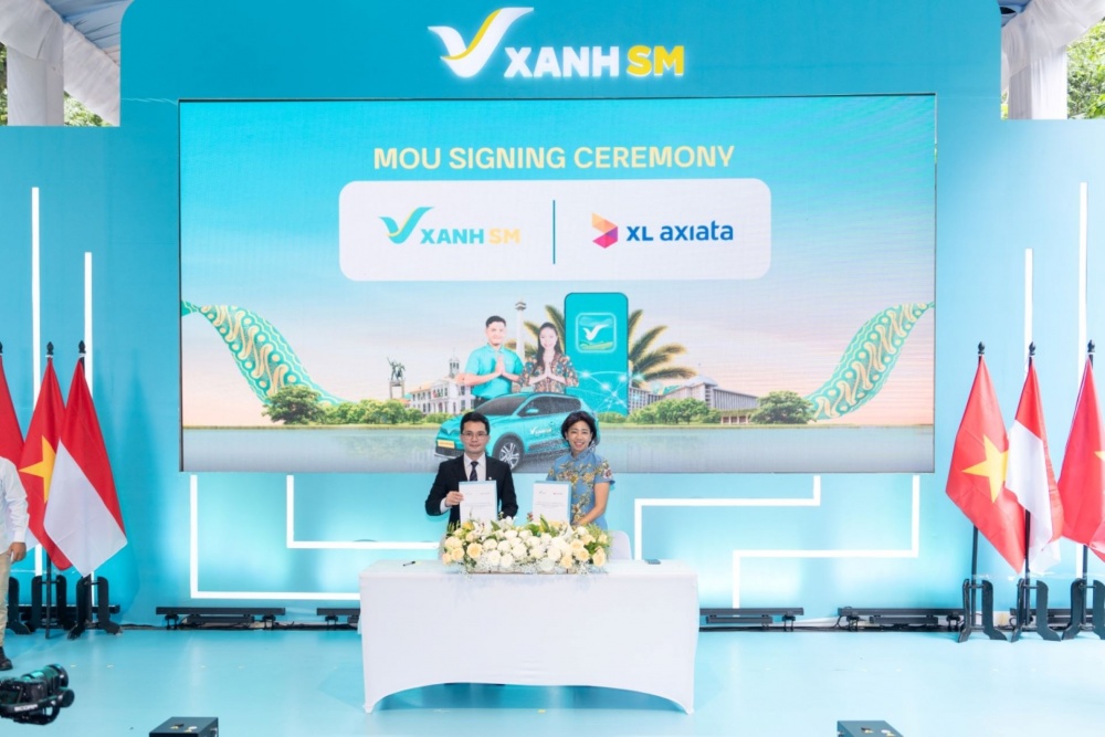 Ông Nguyễn Văn Thanh – Tổng Giám đốc GSM toàn cầu (trái) và bà Yessie D. Yosetya – Giám đốc Điều hành Kinh doanh Doanh nghiệp và Đối ngoại Doanh nghiệp PT XL Axiata Tbk Ông Nguyễn Văn Thanh – Tổng Giám đốc GSM toàn cầu (trái) và bà Yessie D. Yosetya – Giám đốc Điều hành Kinh doanh Doanh nghiệp và Đối ngoại Doanh nghiệp PT XL Axiata Tbk