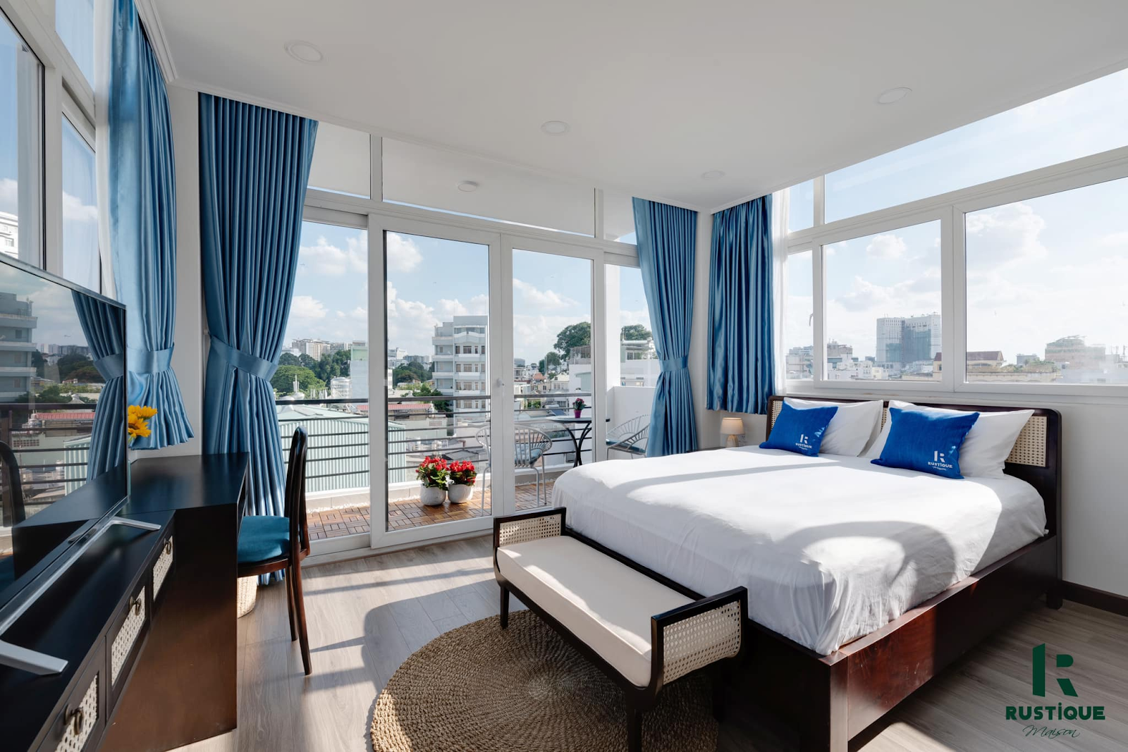 Nhiều căn hộ dịch vụ được trang bị đầy đủ tiện ích, sẵn sàng để sử dụng ngay. Nhiều căn hộ dịch vụ được trang bị đầy đủ tiện ích, sẵn sàng để sử dụng ngay.