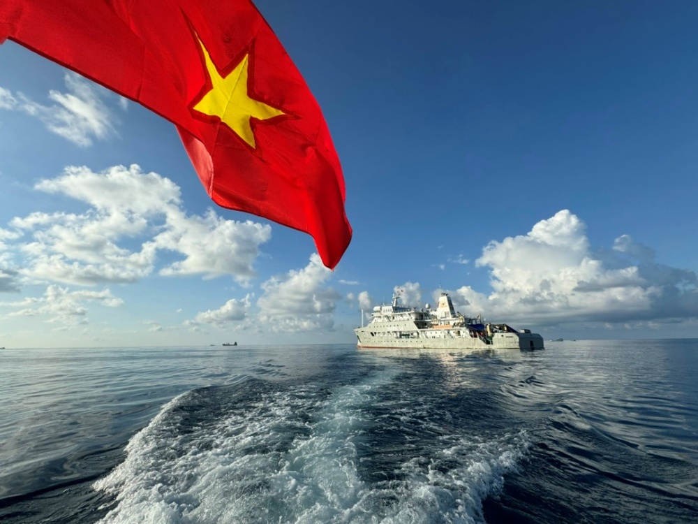 Sau hành trình gần 1.200 hải lý, những cán bộ, viên chức của ngành Ngân hàng được ra tận nơi, chứng kiến cuộc sống của cán bộ, chiến sĩ, người dân trên các đảo thuộc quần đảo Trường Sa