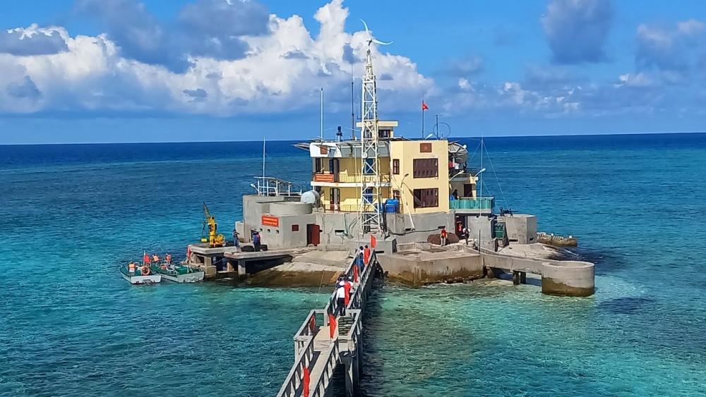 Đảo Đá Tây C - Nơi đoàn công tác đi xuống vào để lên thăm đảo