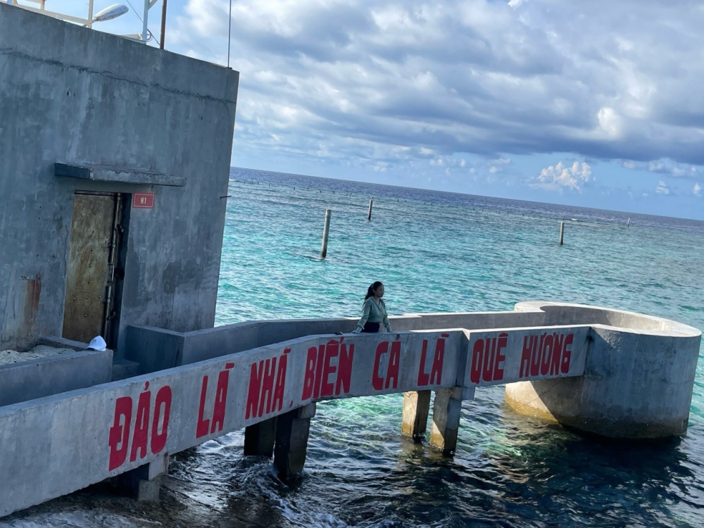 Với người lính đảo. Đảo là nhà , biển cả là quê hương