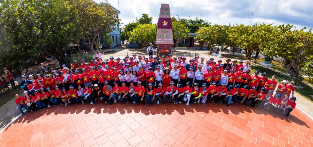 “Hành trình từ trái tim” là tên gọi cho hành trình của đoàn cán bộ , viên chức ngành Ngân hàng đến  với Trường Sa