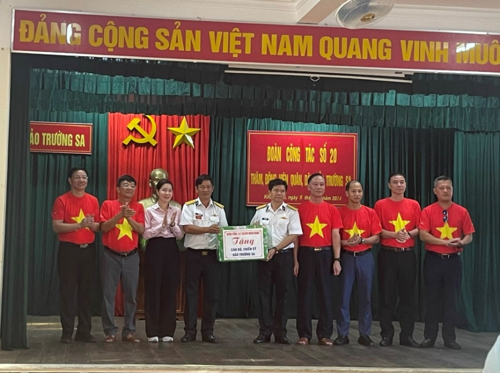 Đoàn công tác ngành Ngân hàng tặng quà cho cán bộ chiến sĩ Đảo Trường Sa