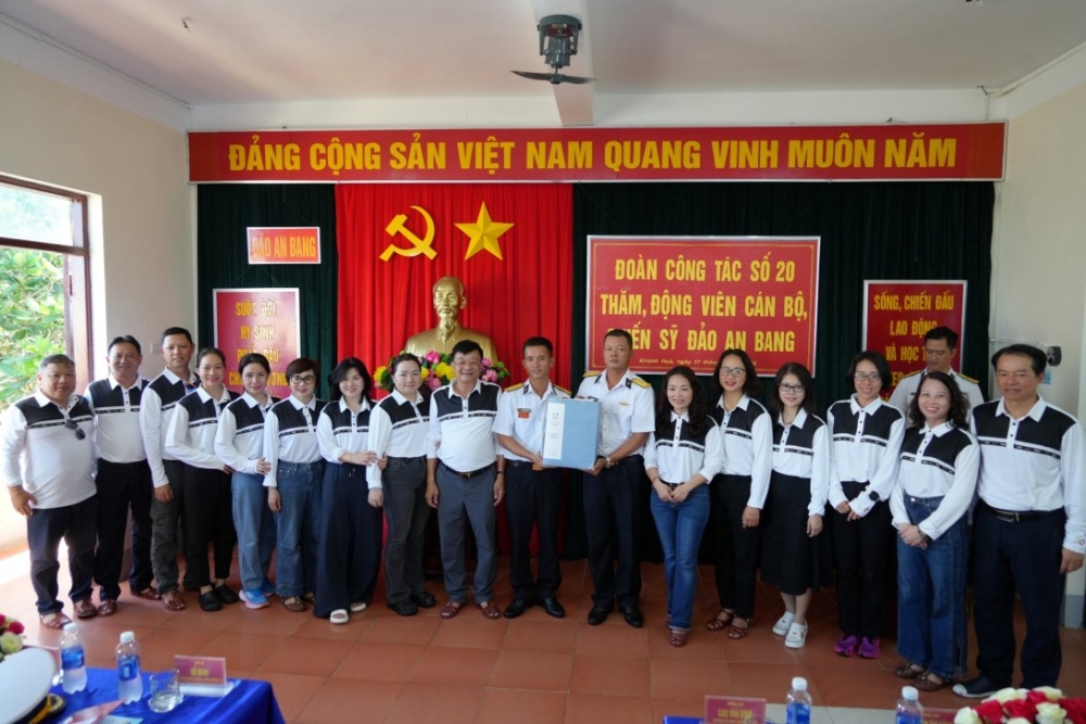 Đại diện Hiệp hội Ngân hàng tặng quà cho cán bộ chiến sĩ Đảo An Bang