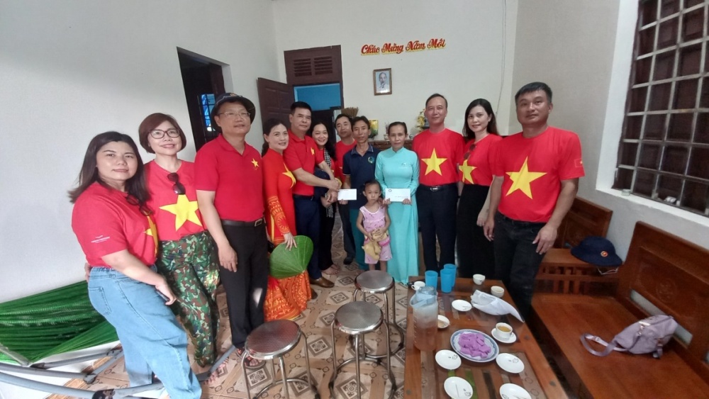 Đoàn công tác thăm và tặng quà cho một hộ dân sống trên đảo Song Tử Tây