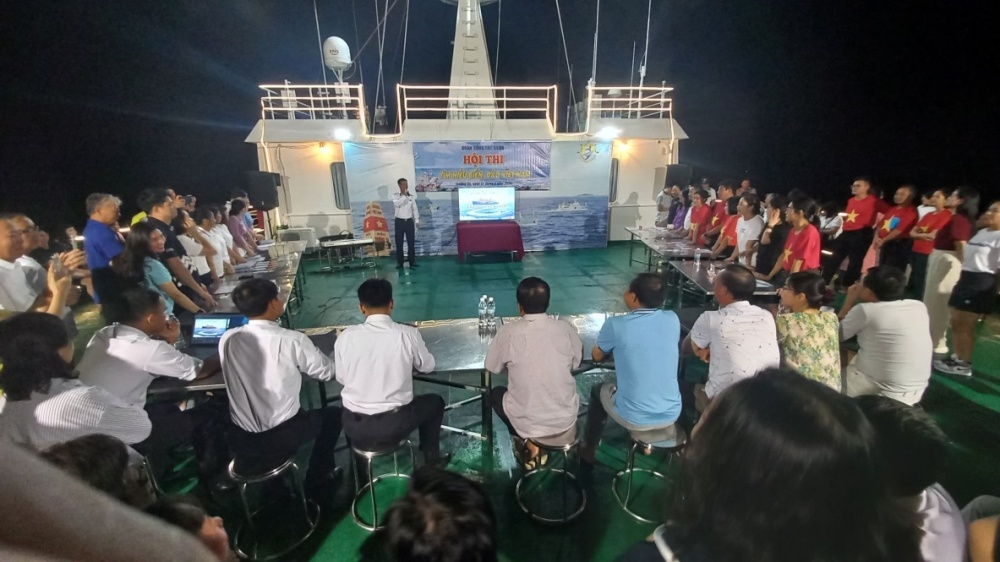 Buổi sinh hoạt tìm hiểu về biển đảo dành cho các thành viên đoàn công tác