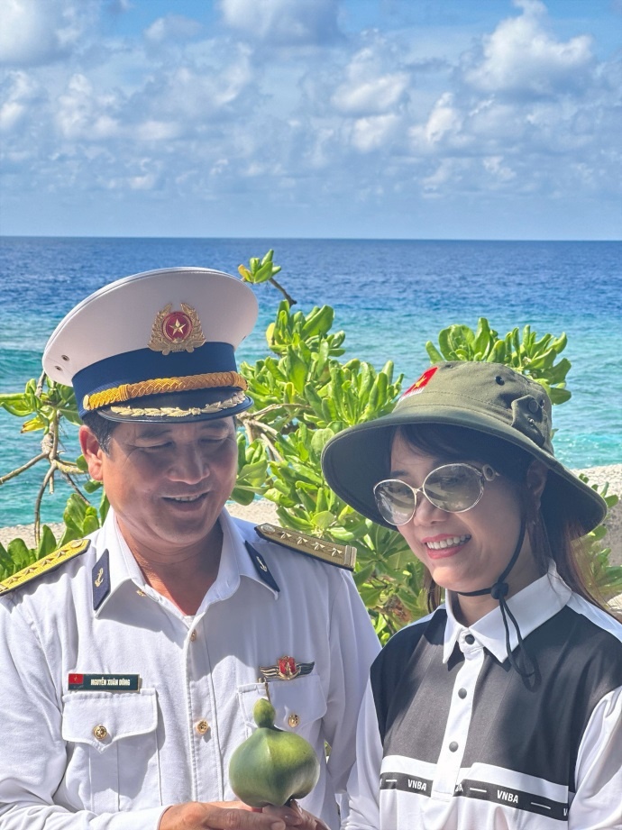 Đại tá Nguyễn Xuân Dũng, Phó chủ nhiệm chính trị Vùng 4 Hải Quân giới thiệu với đoàn về cây bàng vuông