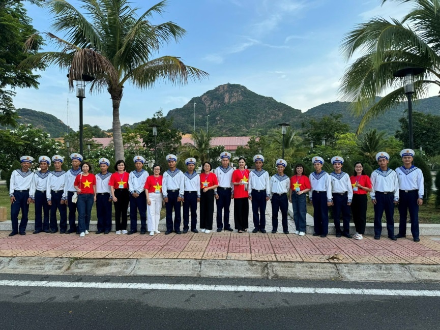 Các chiến sĩ Hải quân chụp  ảnh lưu niệm với các thành viên đoàn Ngân hàng