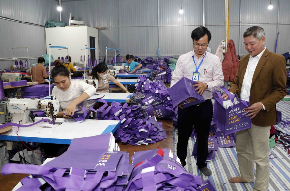 Có thêm vốn vay giải quyết việc làm, gia đình anh Hoàng Vững Trãi ở xã Hùng Việt, huyện Cẩm Khê, Phú Thọ có điều kiện mở rộng nhà xưởng may túi đựng hàng siêu thị, thu hút 40 lao động Có thêm vốn vay giải quyết việc làm, gia đình anh Hoàng Vững Trãi ở xã Hùng Việt, huyện Cẩm Khê, Phú Thọ có điều kiện mở rộng nhà xưởng may túi đựng hàng siêu thị, thu hút 40 lao động