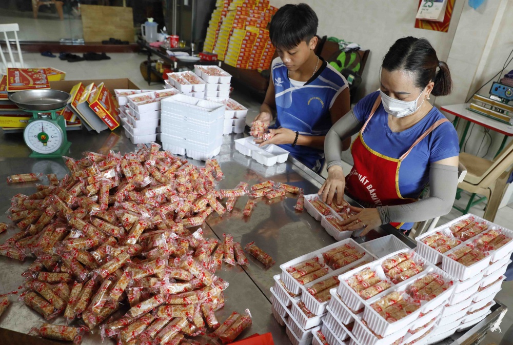 Nhờ vốn vay ưu đãi, cơ sở sản xuất bánh cáy Trường Hằng ở xã Nguyên Xá, huyện Đông Hưng, Thái Bình thu hút nhiều lao động Nhờ vốn vay ưu đãi, cơ sở sản xuất bánh cáy Trường Hằng ở xã Nguyên Xá, huyện Đông Hưng, Thái Bình thu hút nhiều lao động