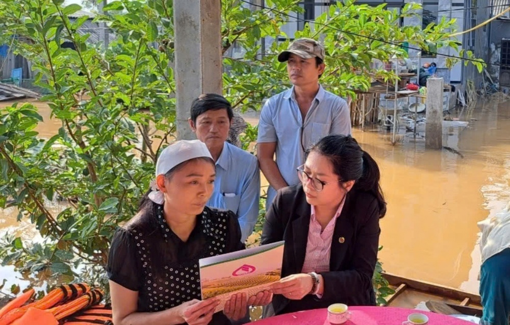 Mang yêu thương chia sẻ với đồng bào vùng lũ Quảng Điền Mang yêu thương chia sẻ với đồng bào vùng lũ Quảng Điền