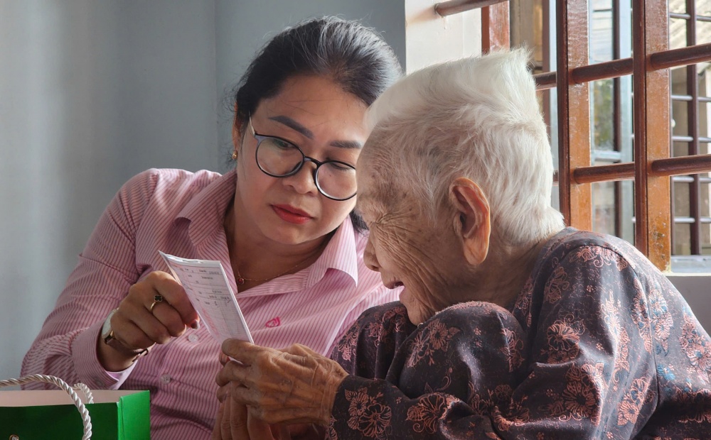 Ấm áp tình “mẹ -con (thăm mẹ Việt Nam anh hùng nhân ngày 27/7) Ấm áp tình “mẹ -con (thăm mẹ Việt Nam anh hùng nhân ngày 27/7)
