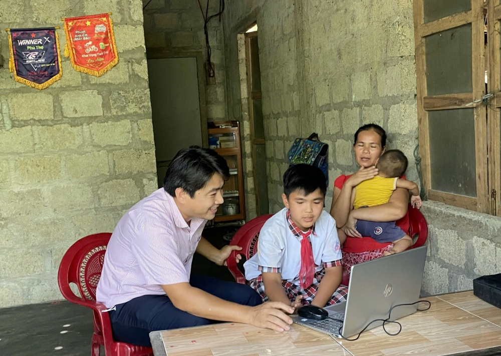 Hỗ trợ máy tính cho học sinh nghèo (Sau chuyến đi này, cán bộ Phòng Giao dịch Phú Lộc còn tặng cho cháu chiếc xe đạp, bàn học” Hỗ trợ máy tính cho học sinh nghèo (Sau chuyến đi này, cán bộ Phòng Giao dịch Phú Lộc còn tặng cho cháu chiếc xe đạp, bàn học”