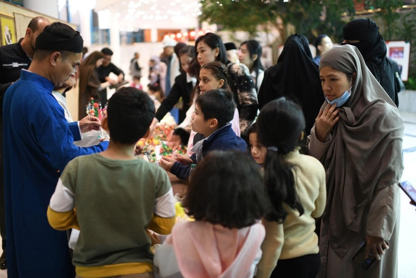 Qua tò he, Việt Nam gửi gắm lòng mến khách và tình cảm đến bạn bè quốc tế. Qua tò he, Việt Nam gửi gắm lòng mến khách và tình cảm đến bạn bè quốc tế.