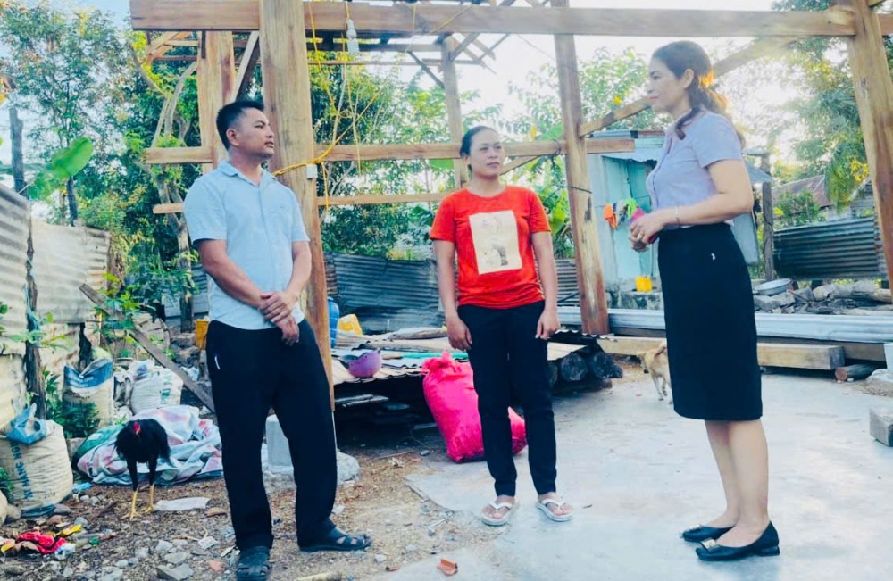 Chị Kpă H’Lơn (đứng giữa, tổ 6, phường Sông Bờ) vui mừng vì sắp được an cư trong ngôi nhà mới khang trang từ nguồn vốn tín dụng chính sách Chị Kpă H’Lơn (đứng giữa, tổ 6, phường Sông Bờ) vui mừng vì sắp được an cư trong ngôi nhà mới khang trang từ nguồn vốn tín dụng chính sách