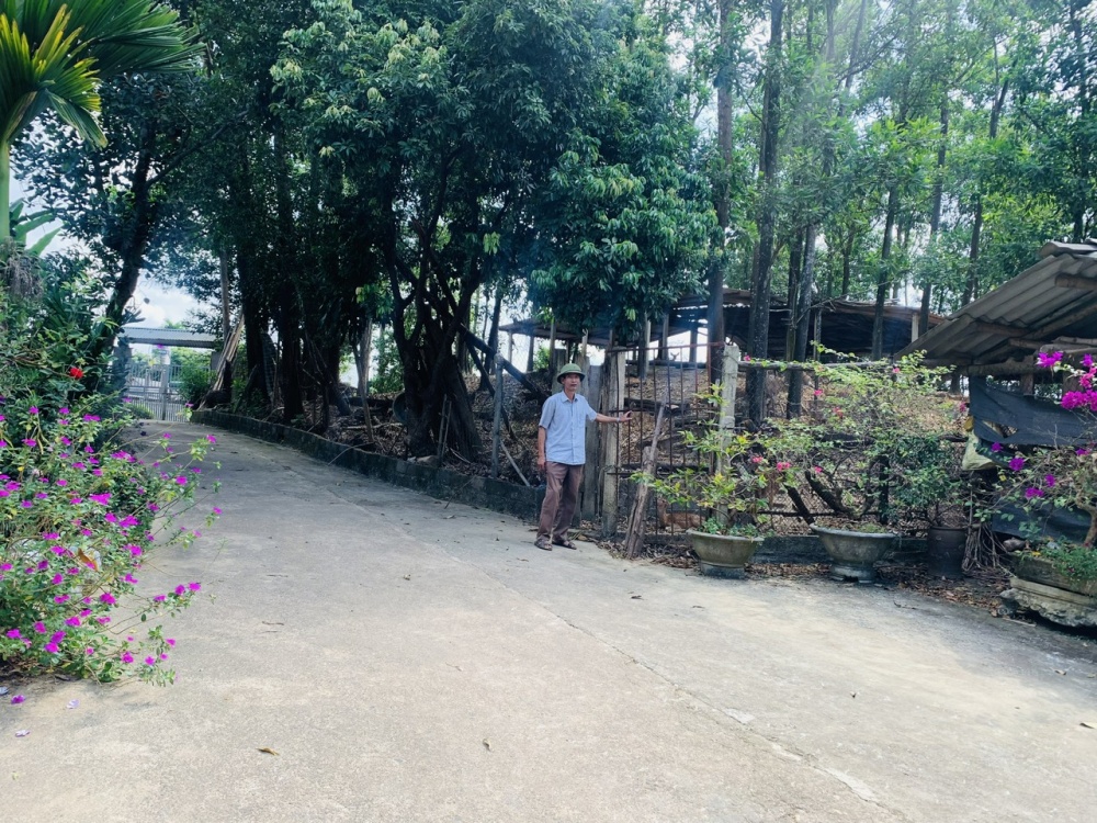 Anh Vũ Trí Long với cơ ngơi và chuồng nuôi hươu lấy nhung và bán giống Anh Vũ Trí Long với cơ ngơi và chuồng nuôi hươu lấy nhung và bán giống