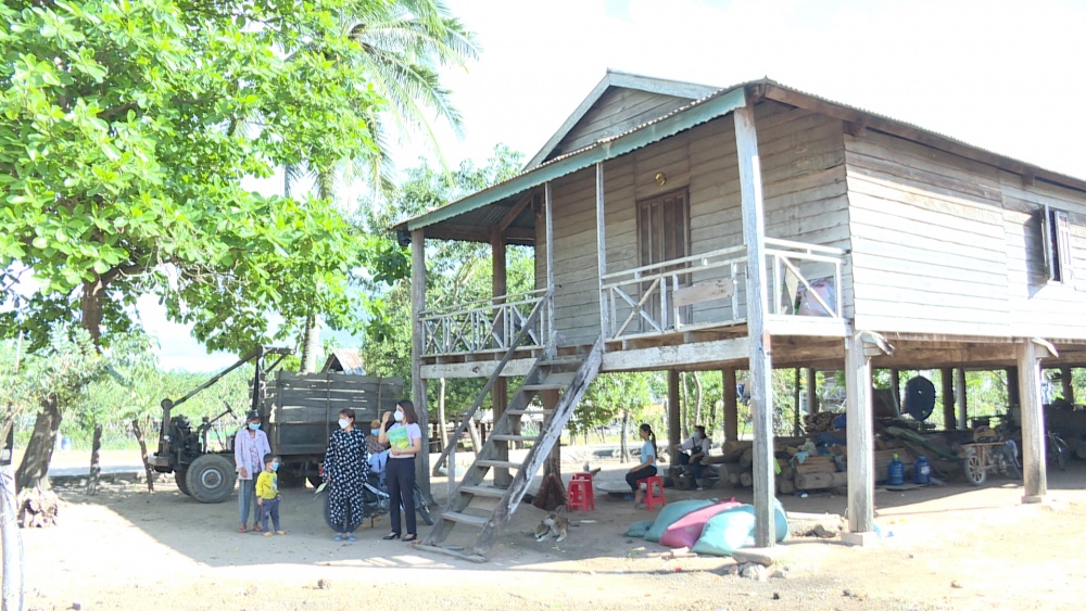 Nhờ nguồn vốn ưu đãi từ Phòng giao dịch NHCSXH thị xã Ayun Pa nhiều hộ dân đã thoát nghèo, vươn lên làm giàu. Nhờ nguồn vốn ưu đãi từ Phòng giao dịch NHCSXH thị xã Ayun Pa nhiều hộ dân đã thoát nghèo, vươn lên làm giàu.