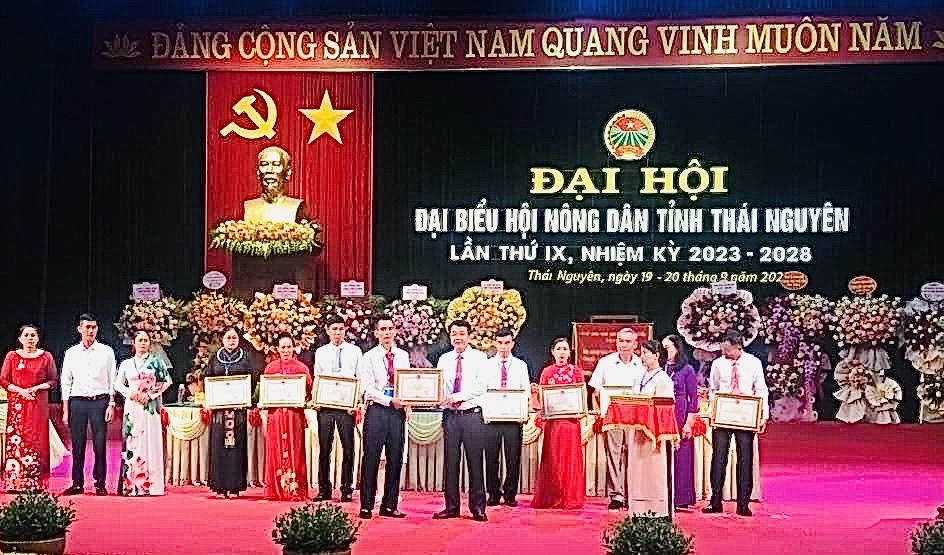 Anh Long được tỉnh tặng Bằng khen tại Đại hội đại biểu Hội Nông dân tỉnh Anh Long được tỉnh tặng Bằng khen tại Đại hội đại biểu Hội Nông dân tỉnh