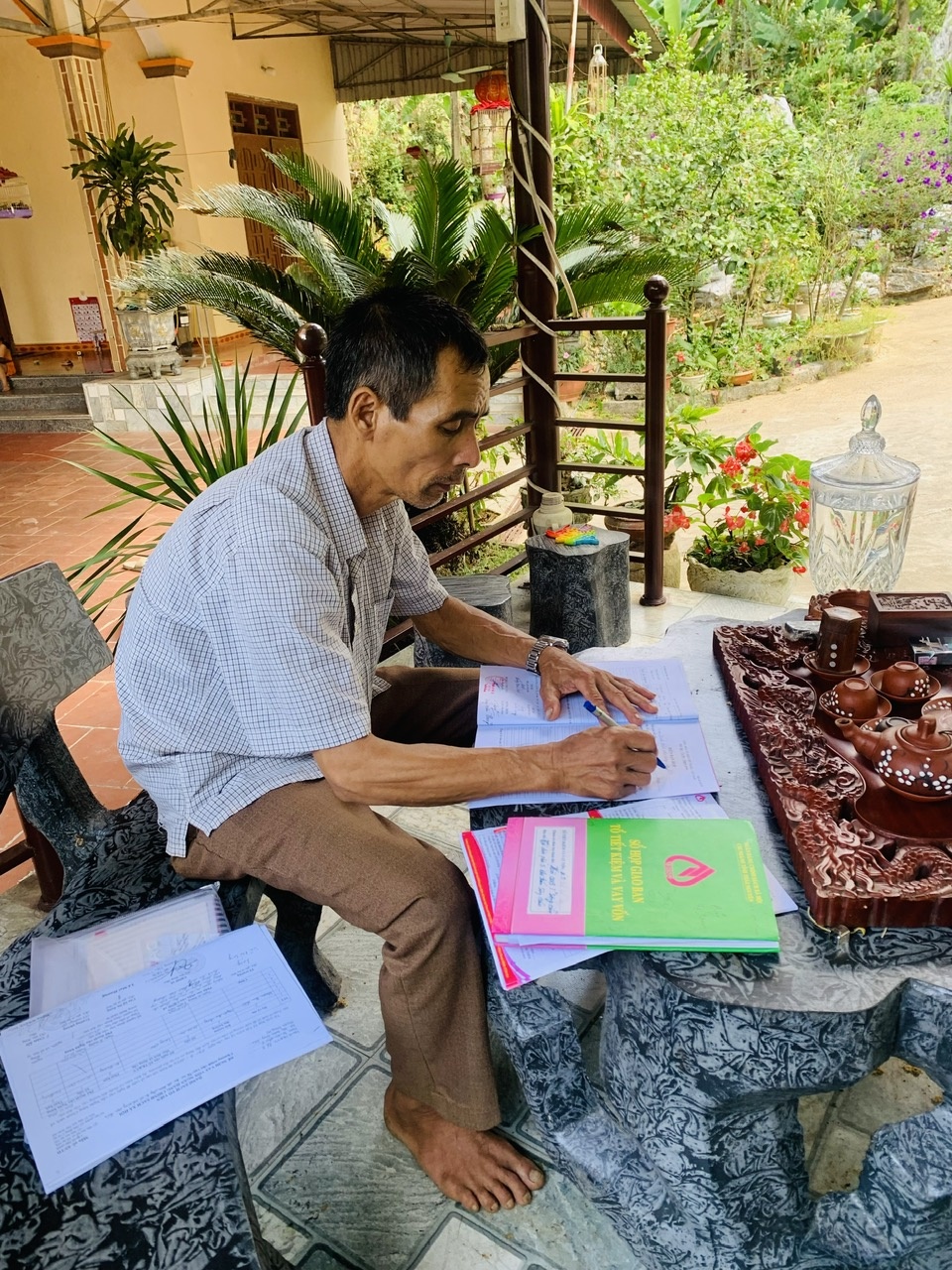 Anh Long đang viết biên lai thu lãi hàng tháng nguồn vốn Ngân hàng CSXH Anh Long đang viết biên lai thu lãi hàng tháng nguồn vốn Ngân hàng CSXH