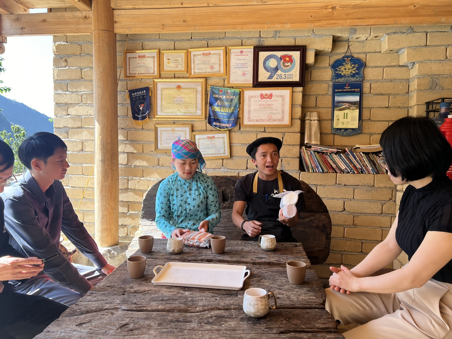 Vợ chồng chủ homestay Chai to Sùng Mí Phìn đang giới thiệu với khách về sản phẩm bánh đá Vợ chồng chủ homestay Chai to Sùng Mí Phìn đang giới thiệu với khách về sản phẩm bánh đá