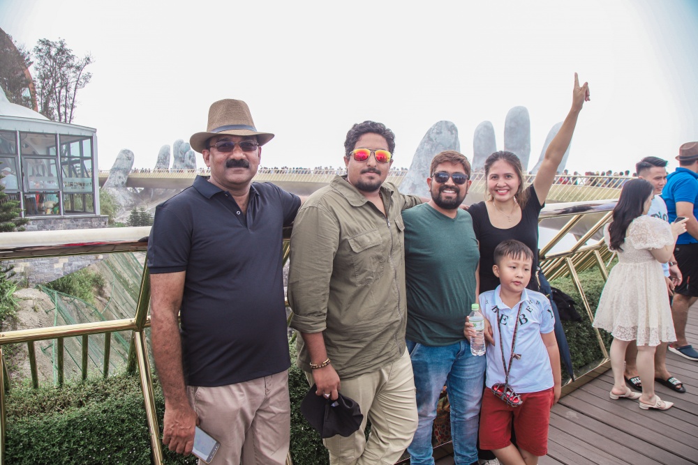 Đoàn du khách Ấn hào hứng check-in tại cầu Vàng - Bà Nà Hills Đoàn du khách Ấn hào hứng check-in tại cầu Vàng - Bà Nà Hills