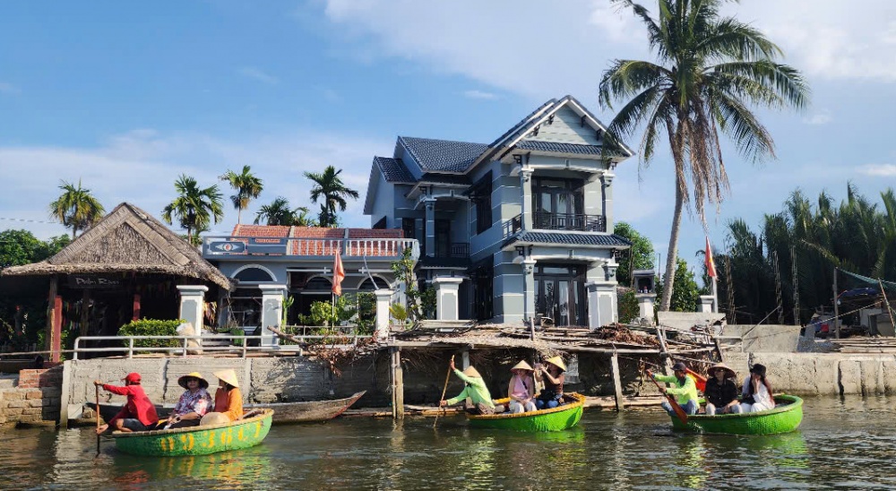 năm 2024, tổng lượt khách tham quan, lưu trú ước đạt trên 8 triệu lượt, tăng 14% so với năm 2023 năm 2024, tổng lượt khách tham quan, lưu trú ước đạt trên 8 triệu lượt, tăng 14% so với năm 2023