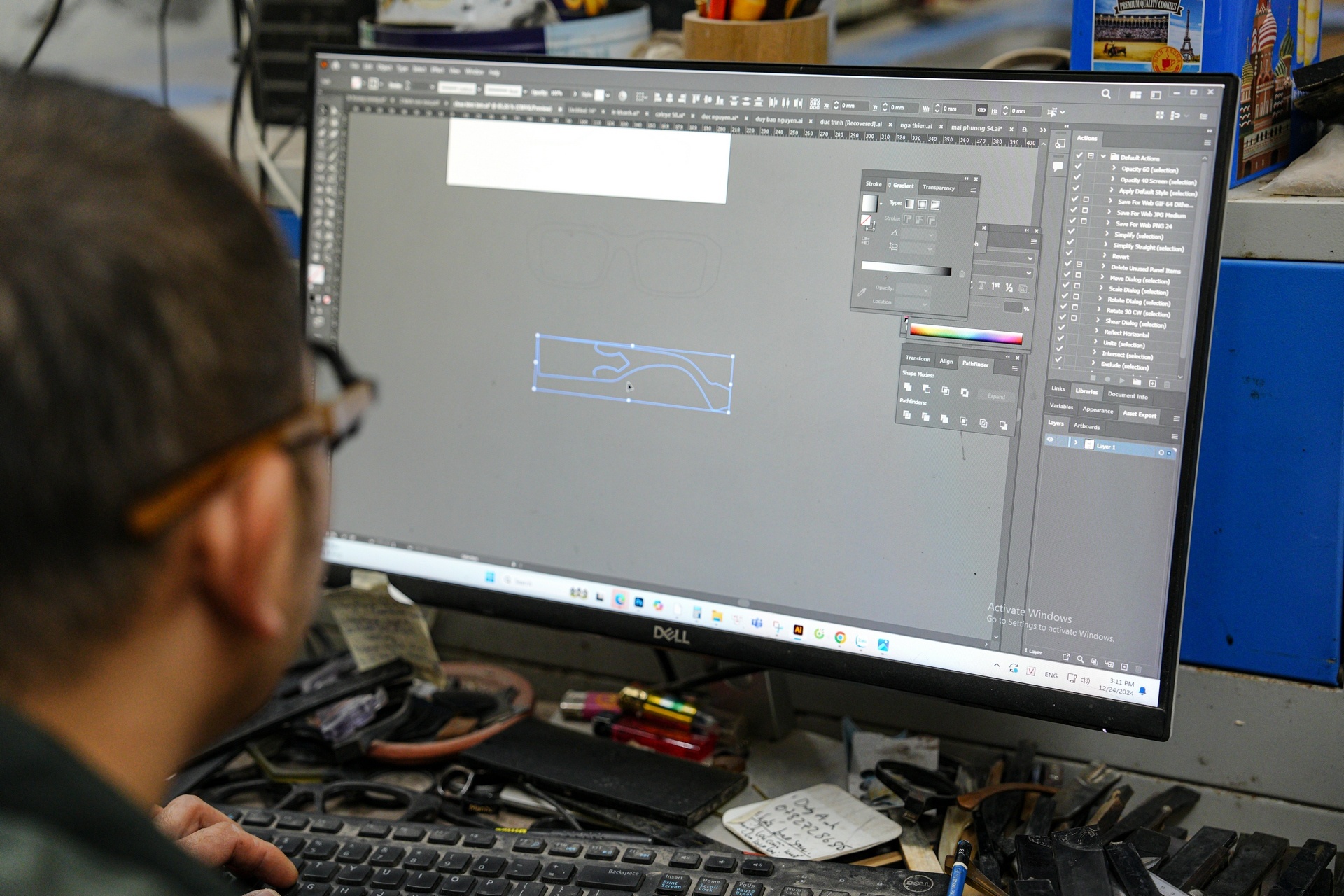 Bàn tay tài hoa và hành trình biến nguyên liệu tự nhiên thành gọng kính độc bản Bàn tay tài hoa của những người thợ làm gọng kính độc đáo