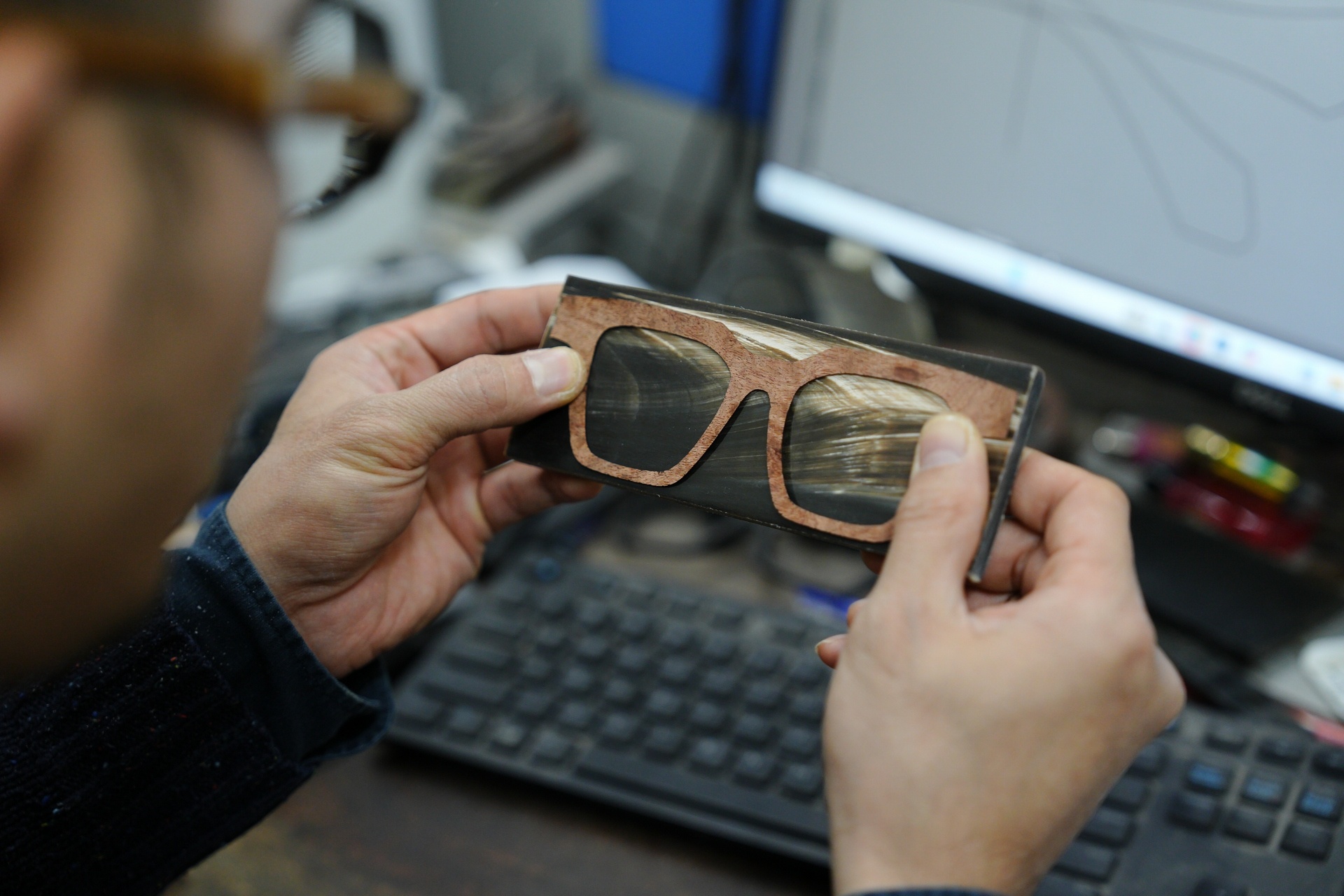 Bàn tay tài hoa và hành trình biến nguyên liệu tự nhiên thành gọng kính độc bản