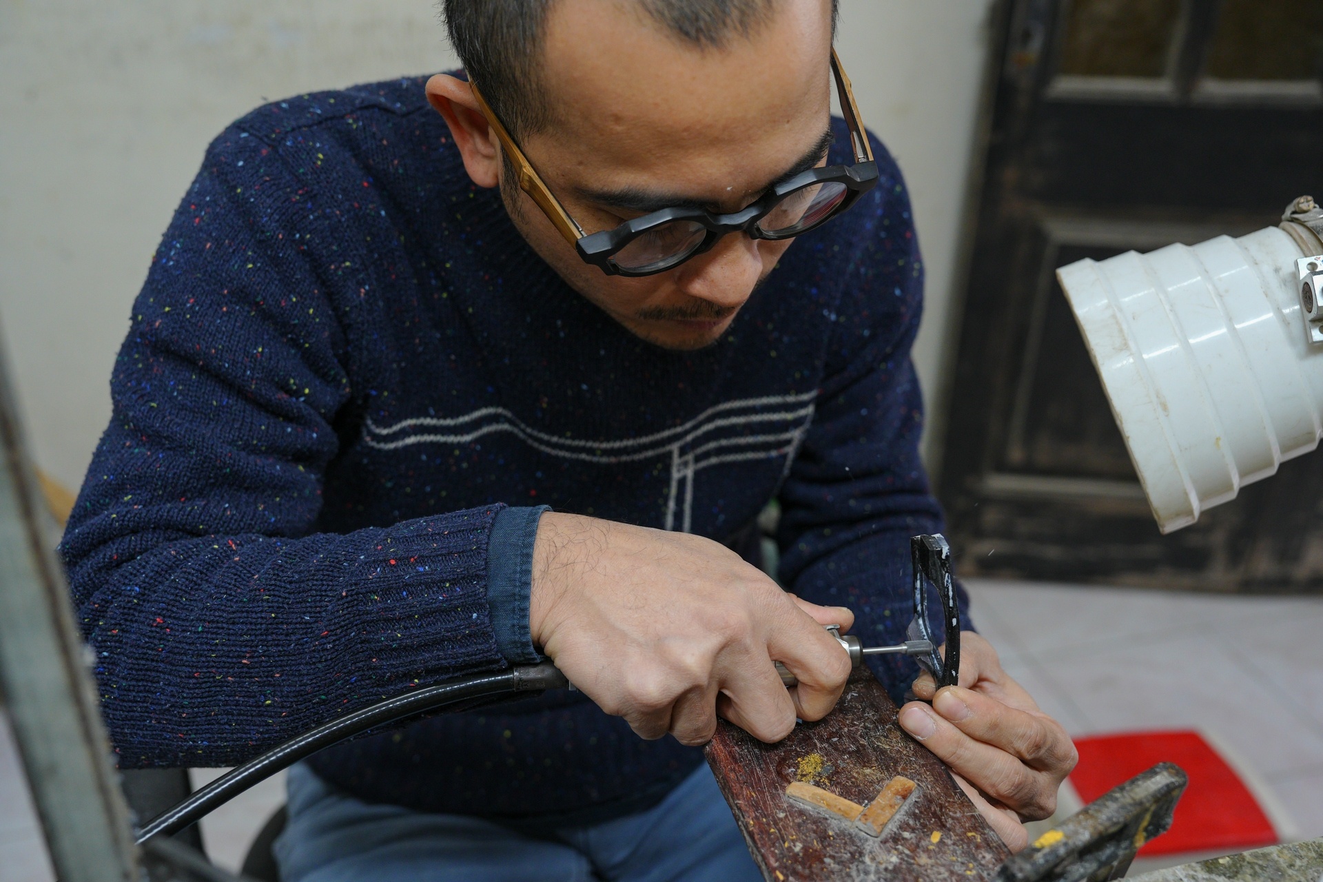 Bàn tay tài hoa và hành trình biến nguyên liệu tự nhiên thành gọng kính độc bản Bàn tay tài hoa của những người thợ làm gọng kính độc đáo