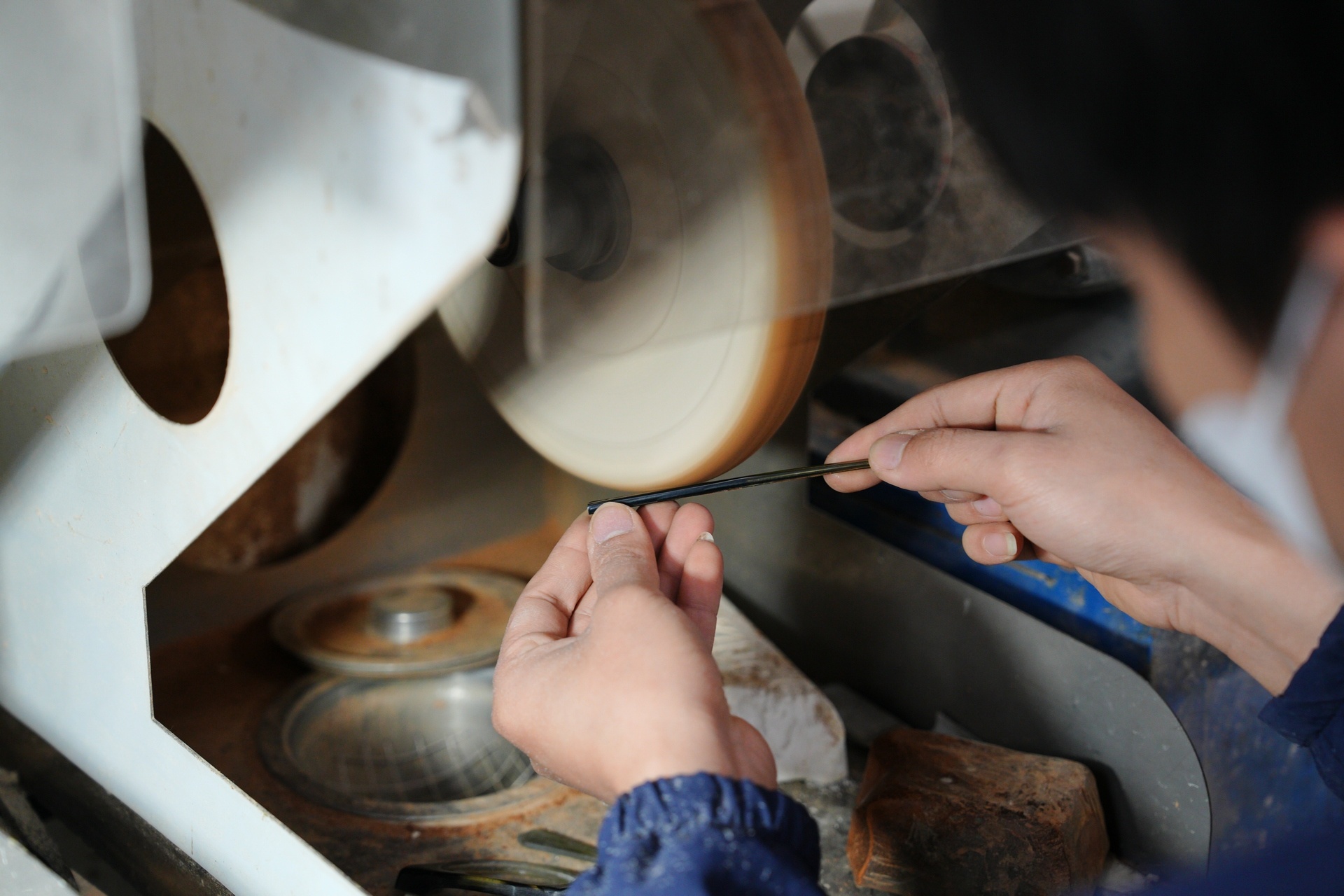 Bàn tay tài hoa và hành trình biến nguyên liệu tự nhiên thành gọng kính độc bản