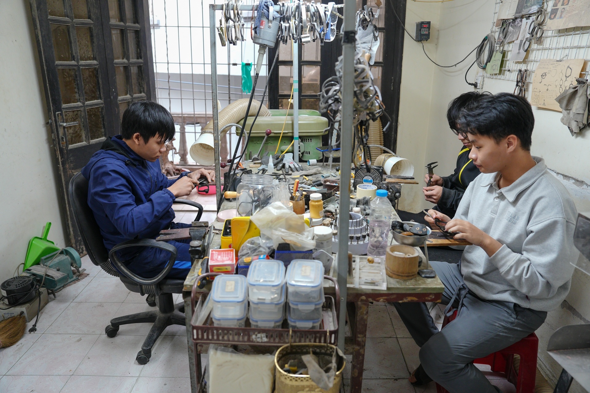 Bàn tay tài hoa và hành trình biến nguyên liệu tự nhiên thành gọng kính độc bản Bàn tay tài hoa của những người thợ làm gọng kính độc đáo