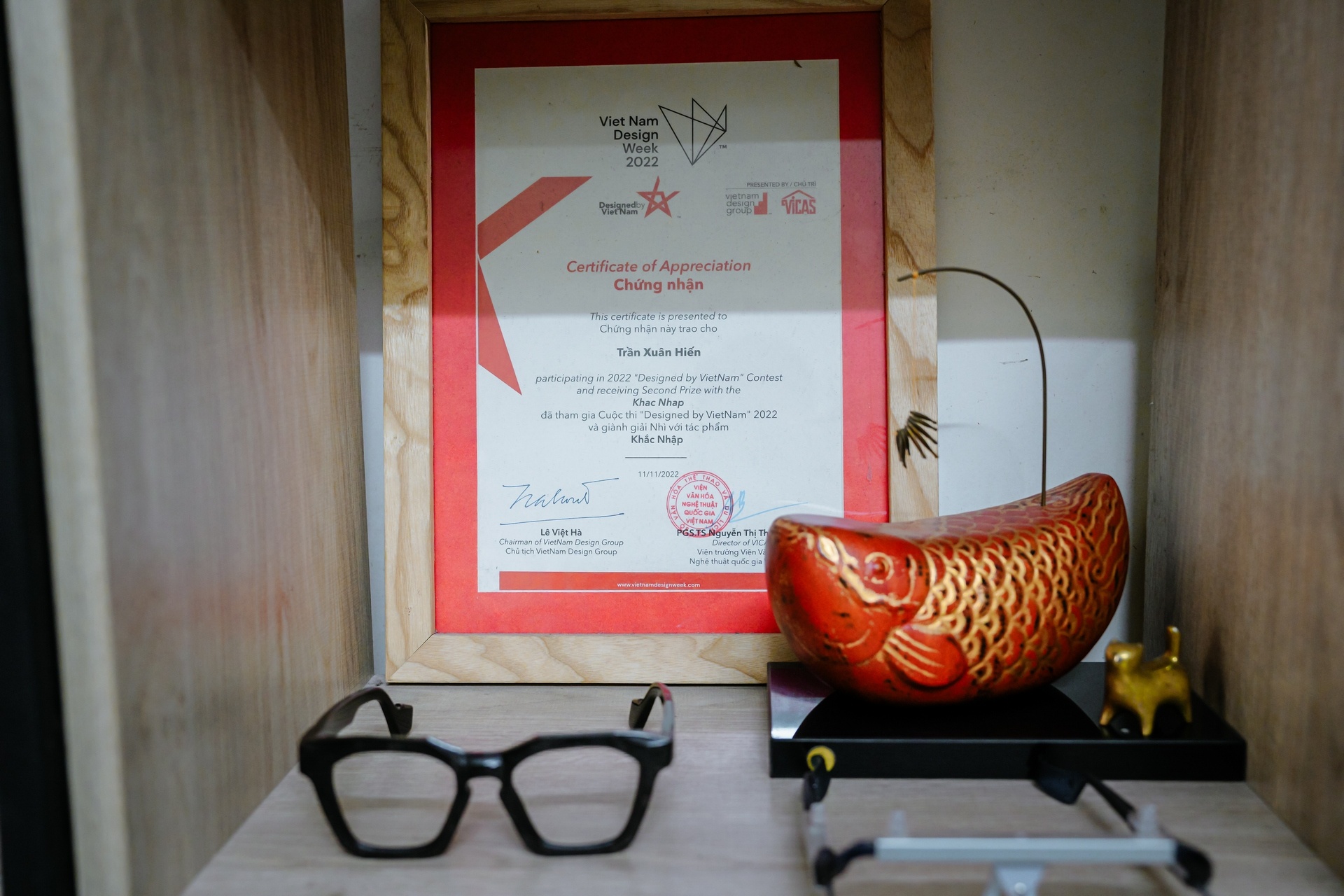 Bàn tay tài hoa và hành trình biến nguyên liệu tự nhiên thành gọng kính độc bản Bàn tay tài hoa của những người thợ làm gọng kính độc đáo