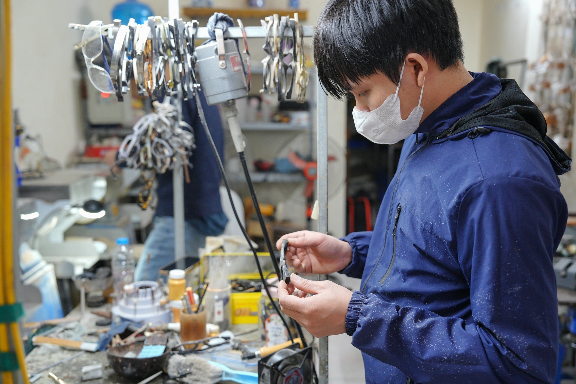 Bàn tay tài hoa và hành trình biến nguyên liệu tự nhiên thành gọng kính độc bản Bàn tay tài hoa của những người thợ làm gọng kính độc đáo