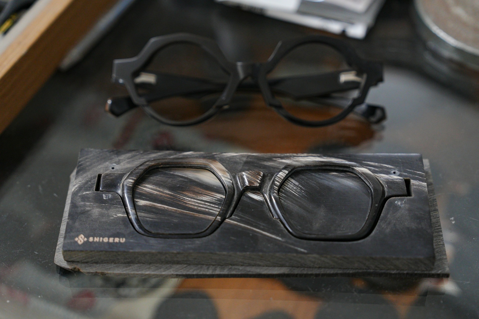 Bàn tay tài hoa và hành trình biến nguyên liệu tự nhiên thành gọng kính độc bản