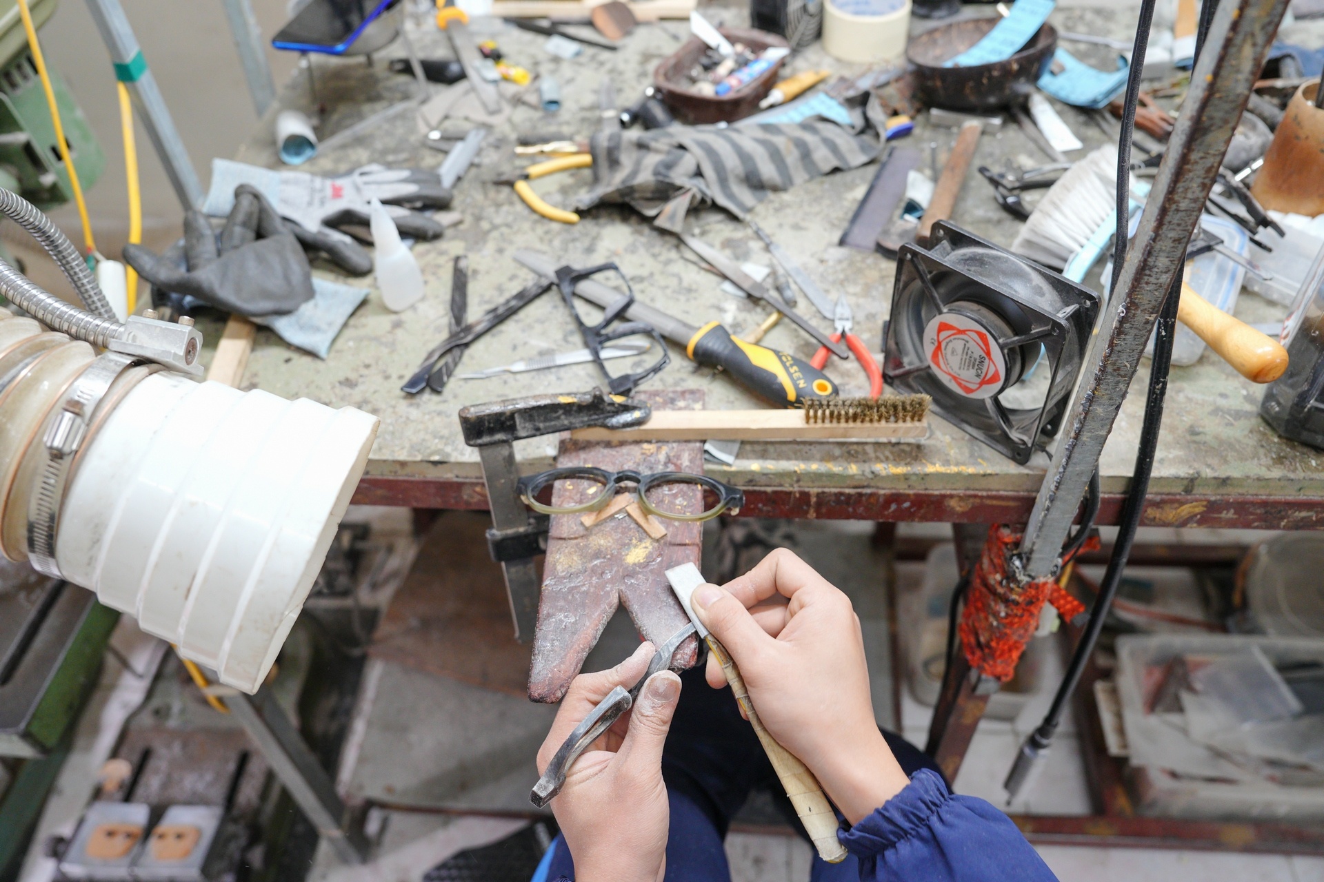 Bàn tay tài hoa và hành trình biến nguyên liệu tự nhiên thành gọng kính độc bản