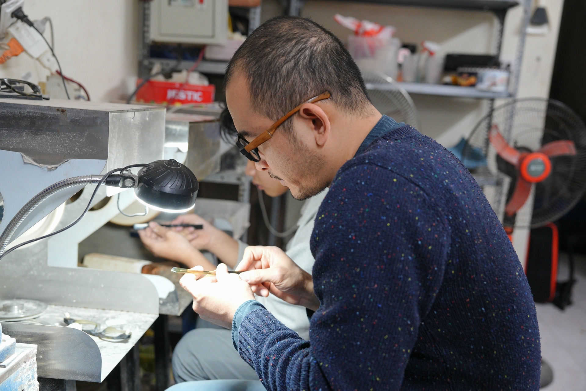 Bàn tay tài hoa và hành trình biến nguyên liệu tự nhiên thành gọng kính độc bản Bàn tay tài hoa của những người thợ làm gọng kính độc đáo