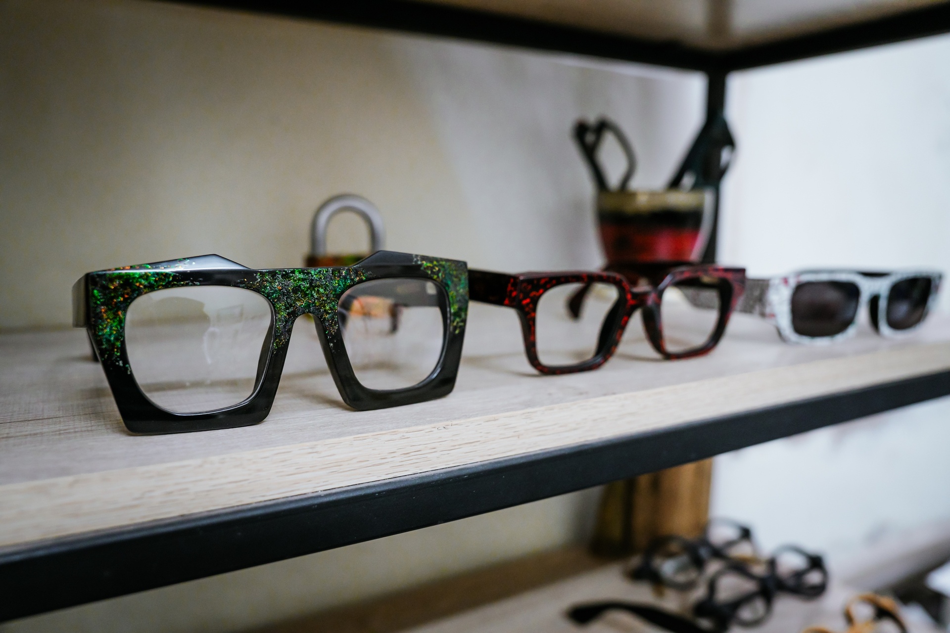 Bàn tay tài hoa và hành trình biến nguyên liệu tự nhiên thành gọng kính độc bản Bàn tay tài hoa của những người thợ làm gọng kính độc đáo