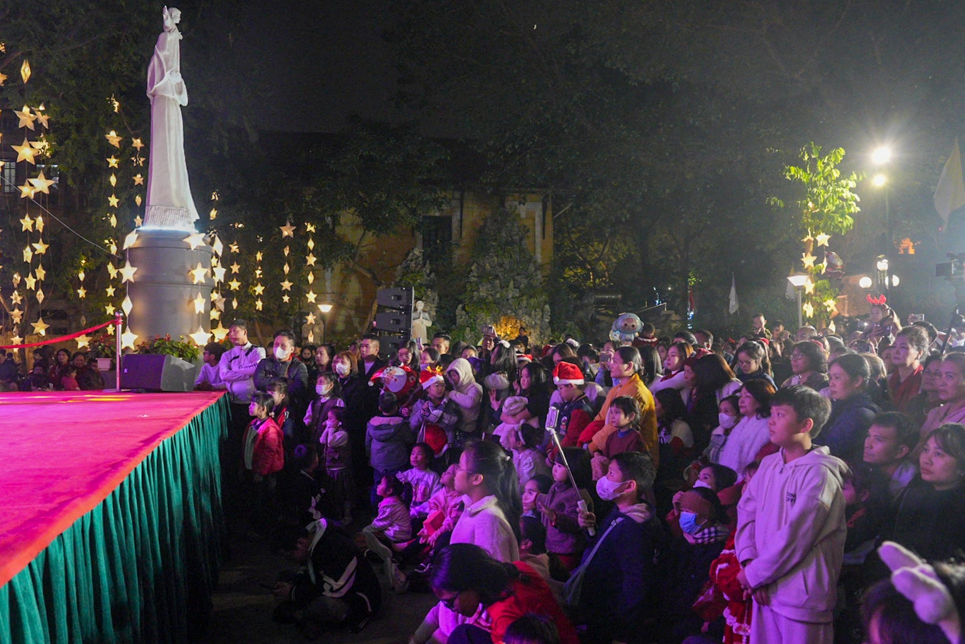 Rất đông người xem vây quanh sân khấu để xem các tiết mục biểu diễn của nhà thờ