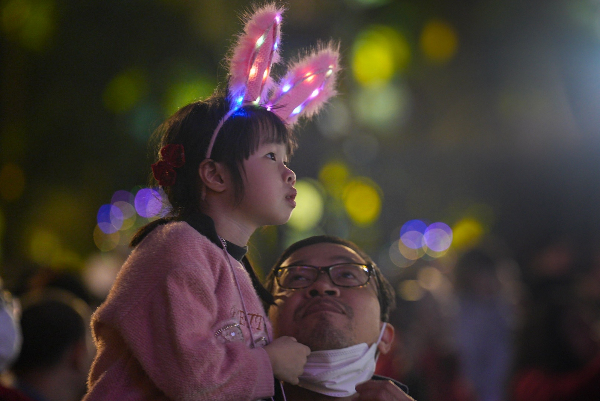 Bé gái chăm chú xem các tiết mục biểu diễn tại nhà thờ Cửa Bắc