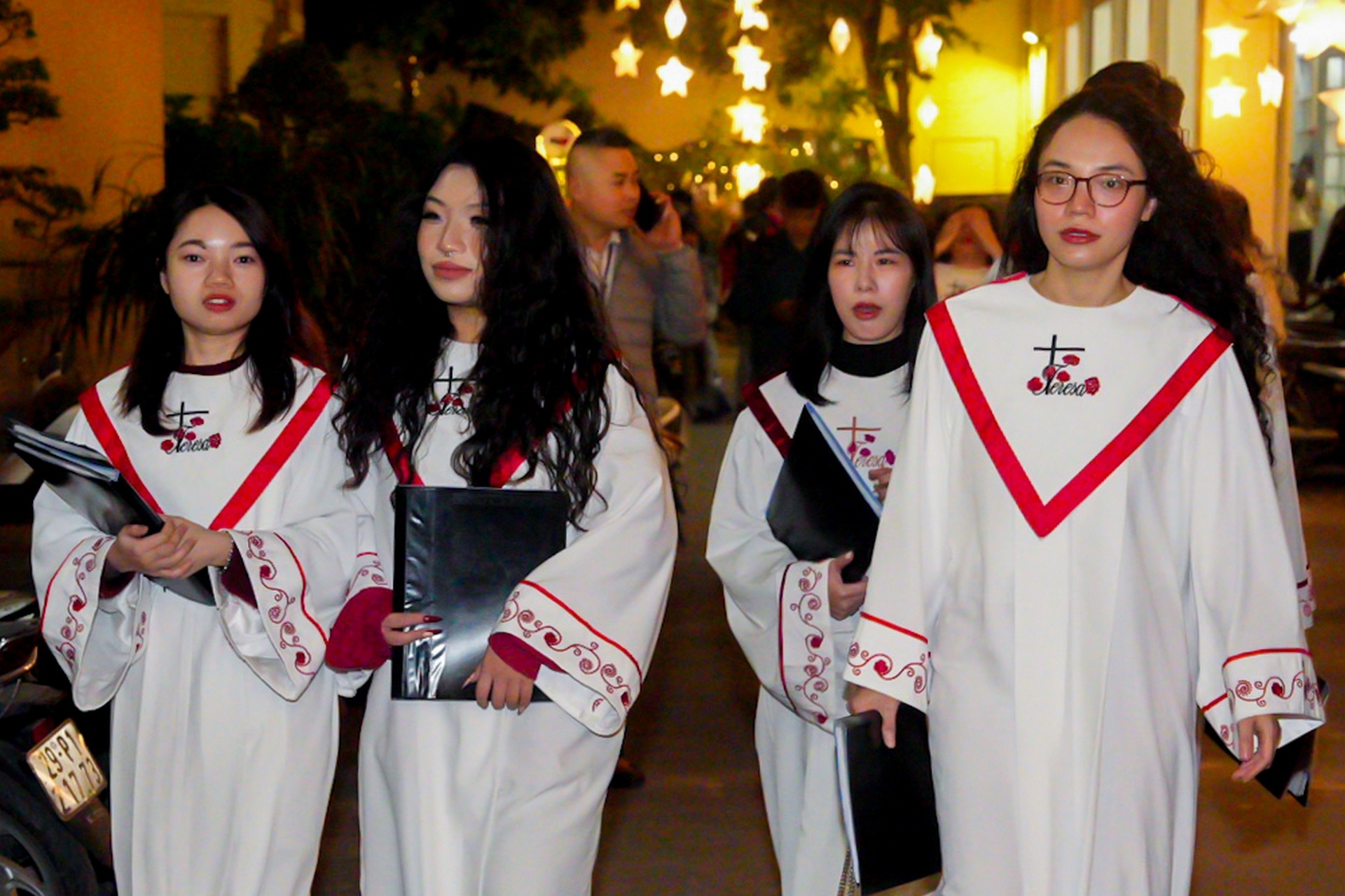 Các cô gái trong giàn đồng ca tại nhà thờ Cửa Bắc