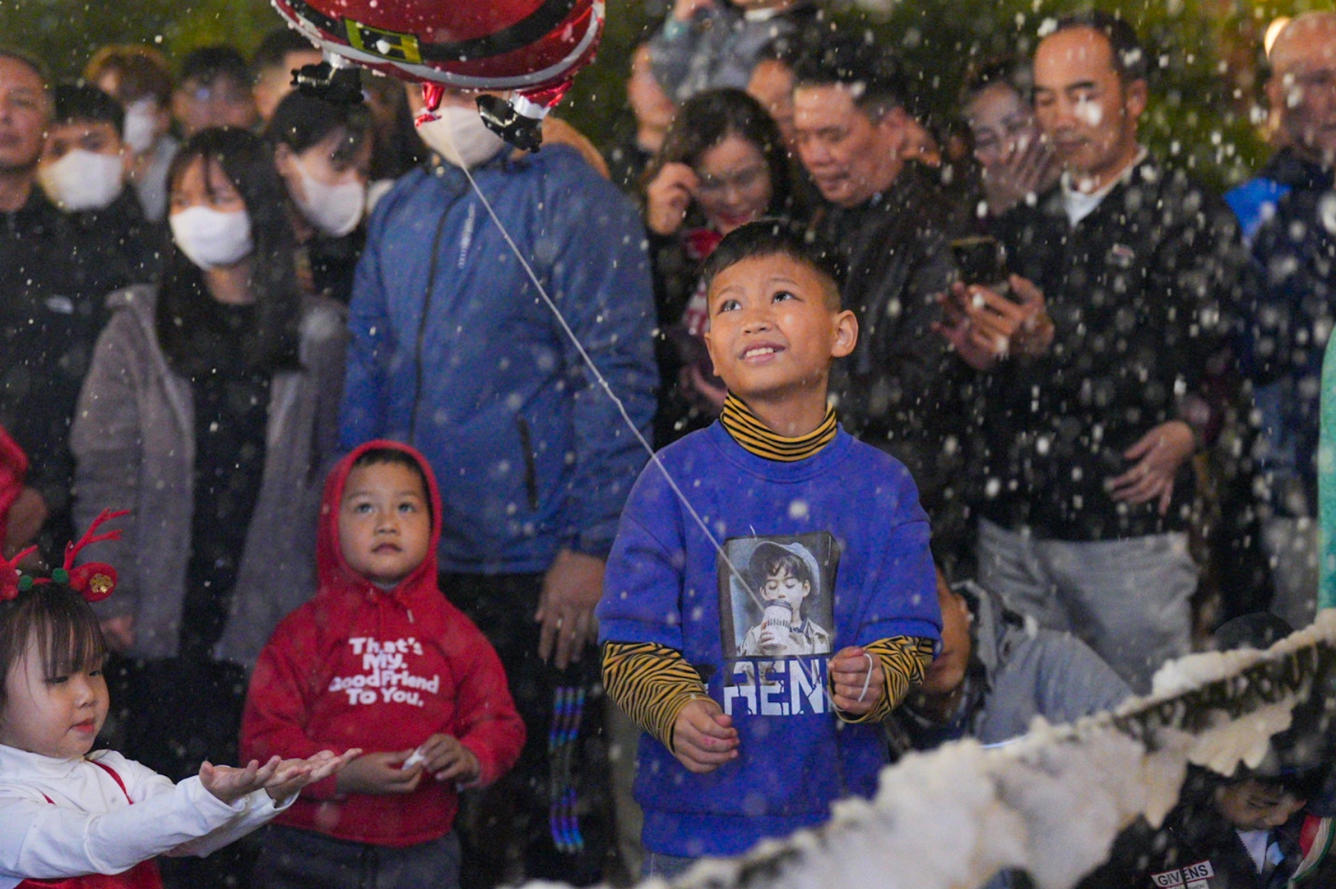 Các em bé đầy hào hứng với tuyết giả tại nhà thờ Cửa Bắc
