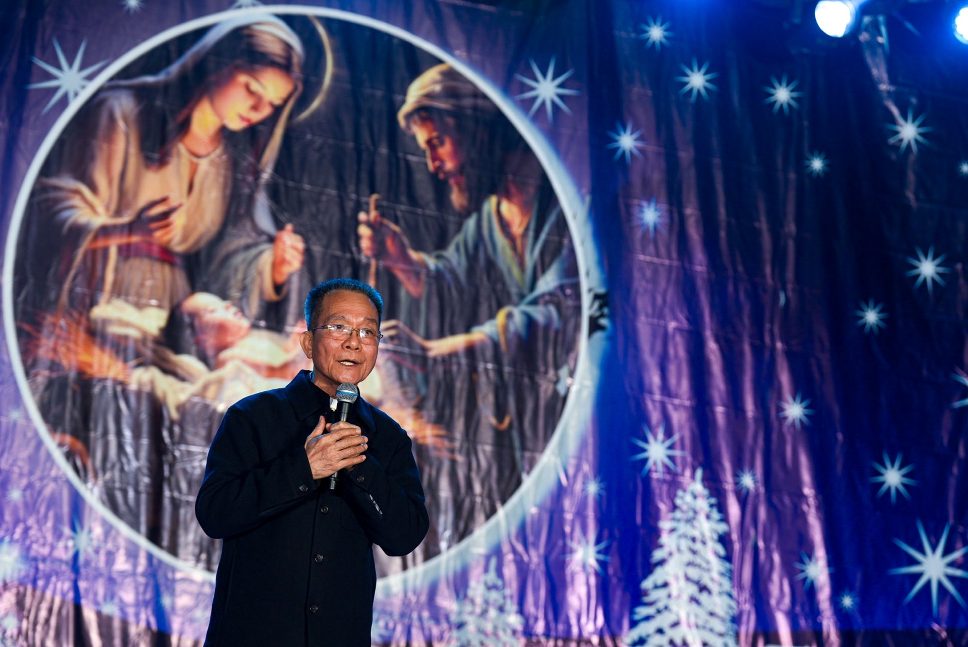 Cha xứ nhà thờ Cửa Bắc phát biểu trước giáo dân