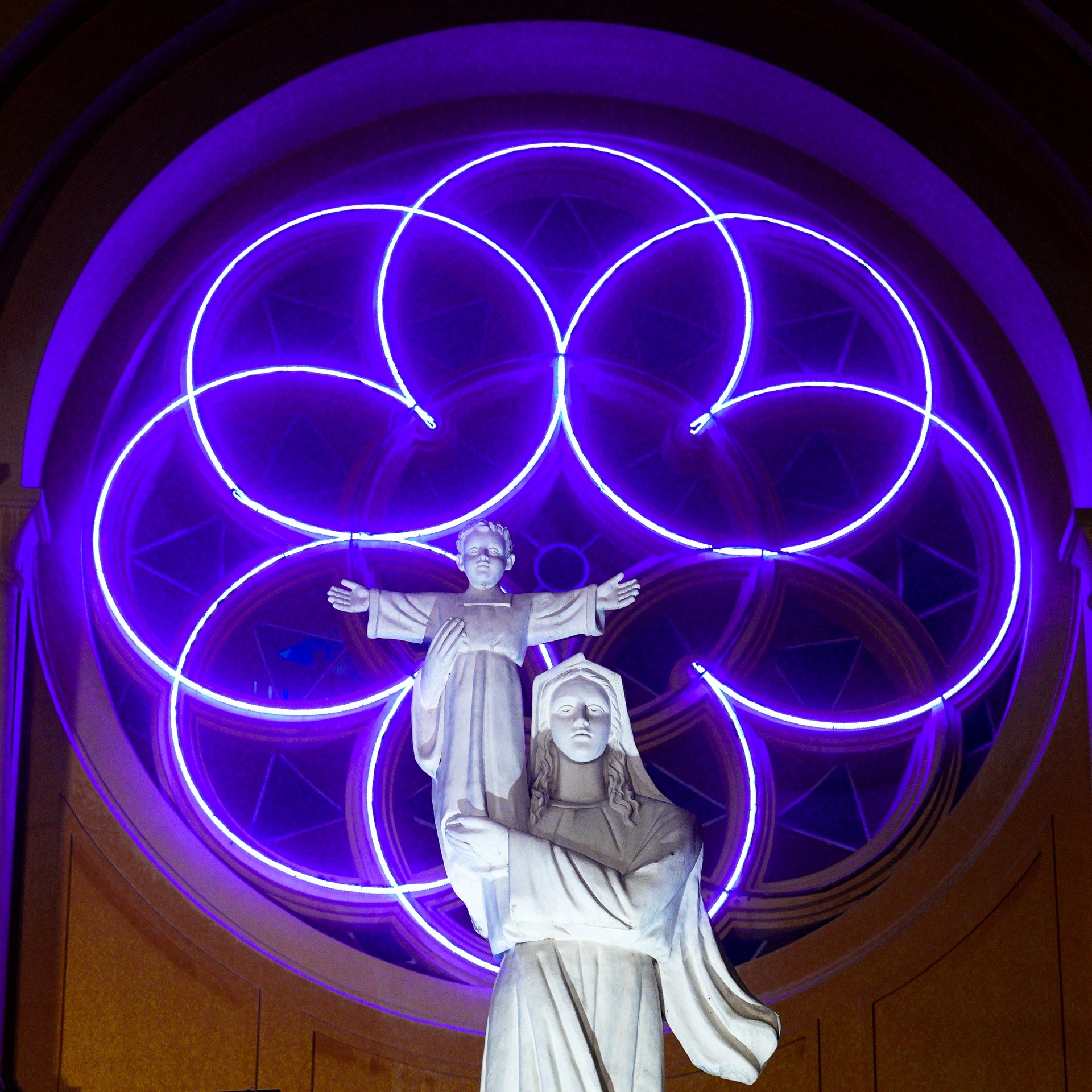 Không gian nhà thờ Cửa Bắc được trang hoàng lộng lấy