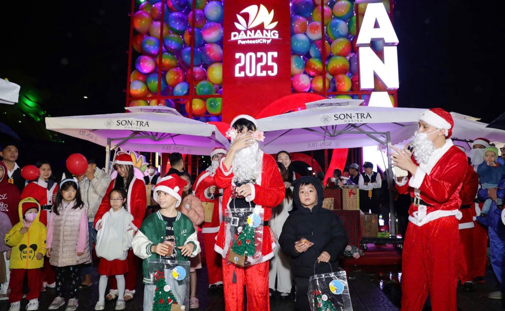 Những phần quà được trao tận tay bởi các “ông già Noel” trong trang phục đỏ rực, tạo nên khung cảnh vui tươi, gần gũi, đậm chất lễ hội.