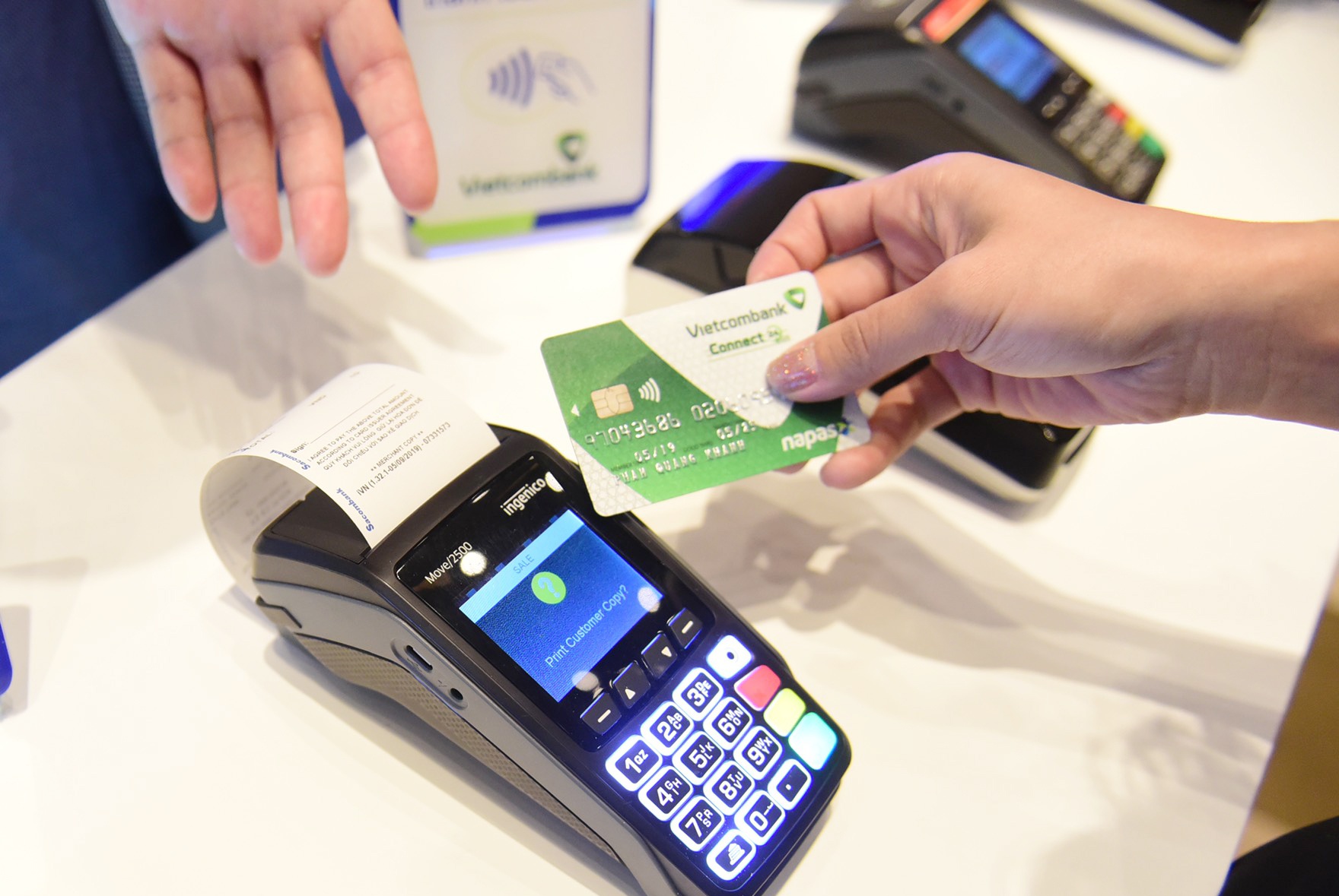 Các ngân hàng thương mại phải thông báo cho khách hàng sẽ tạm dừng giao dịch thanh toán, rút tiền trên tài khoản thanh toán, thẻ ngân hàng nếu giấy tờ tùy thân của khách hàng hết hiệu lực hoặc hết thời hạn sử dụng từ 1/1/2025 - Ảnh: Đ.Hải