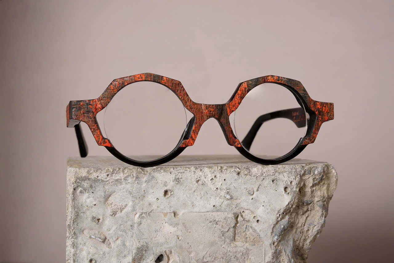 Bàn tay tài hoa và hành trình biến nguyên liệu tự nhiên thành gọng kính độc bản Bàn tay tài hoa và hành trình biến nguyên liệu tự nhiên thành gọng kính độc bản